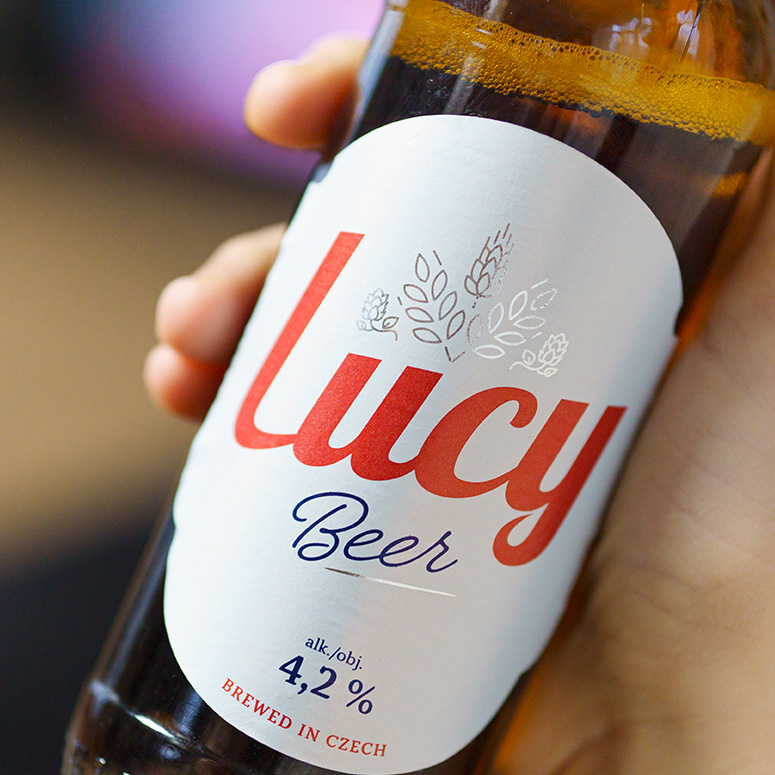 Pivní etiketa Lucy Beer se stříbrném odleskem