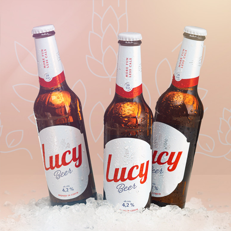 Obalový design: pivní etiketa. Tři láhve piva v ledu s etiketou.